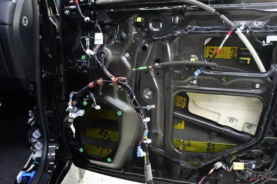 Lexus LX570. Установка сабвуфера в крыло и частичная шумоизоляция салона!
